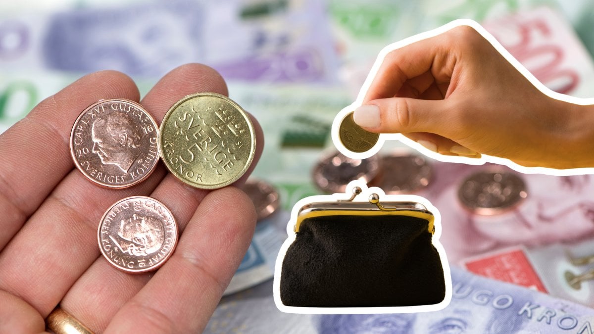 Svenska kontanter i bakgrunden. En person lägger mynt i en portmonä till höger.