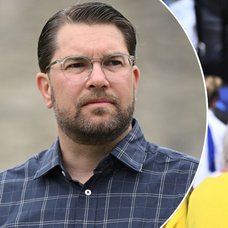 Bild på Jimmie Åkesson och en man med SD-keps.