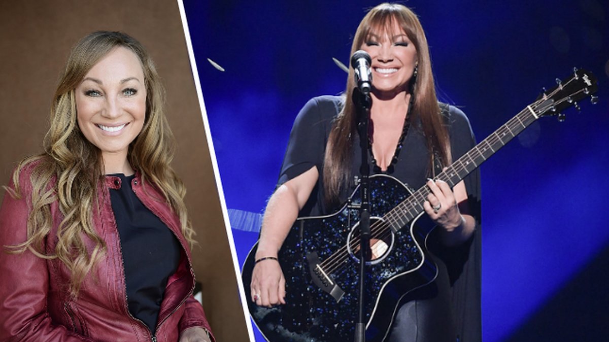 Charlotte Perrelli i röd jacka. Charlotte med gitarr i hand.