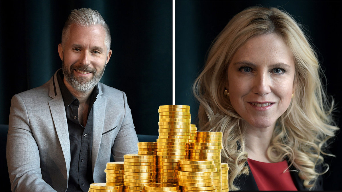 en man i grått hår och grå kostym, en blond kvinna i röd topp, myntstaplar