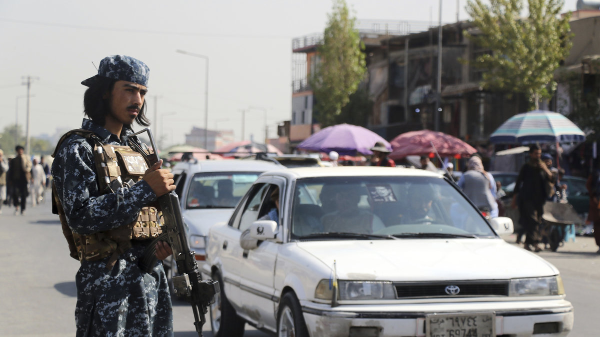 Talibansk soldat håller vakt i Kabul i Afghanistan.