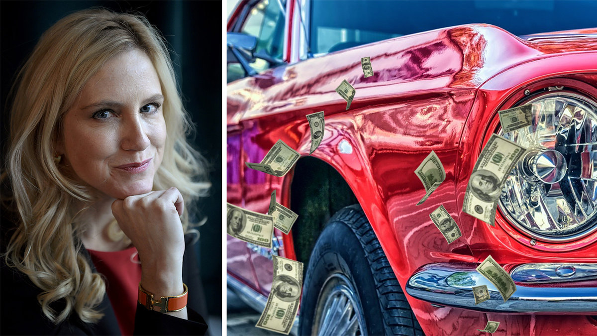 en blond kvinna håller upp handen, en röd bil, sedlar som flyger