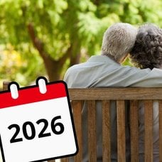 Äldre par på en bänk, pengar i händerna och en kalender.