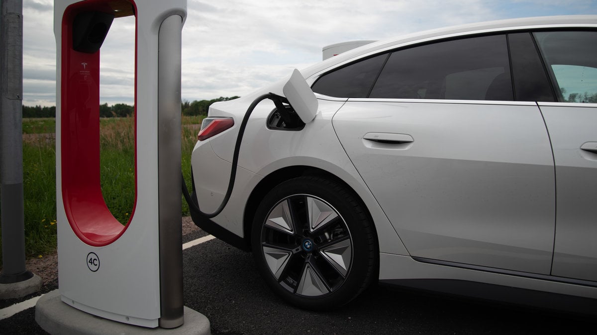 BMW vid Tesla-laddare