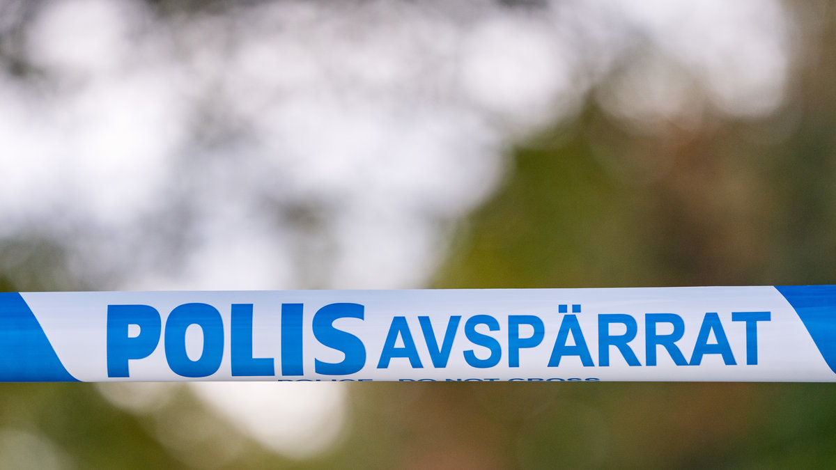 En man har hittats död utanför Enköping.