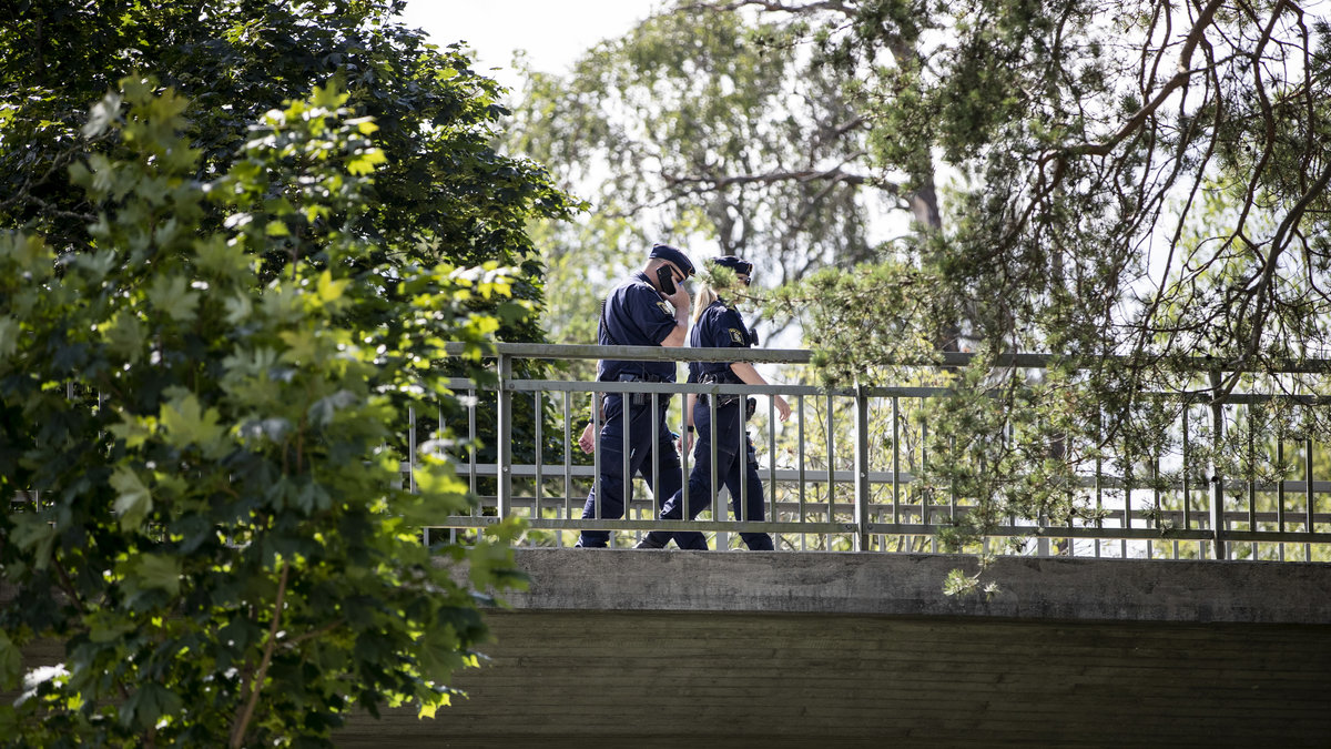 Poliser på gångbron i Visättra, Flemingsberg, där skottlossning skedde under lördagkvällen.