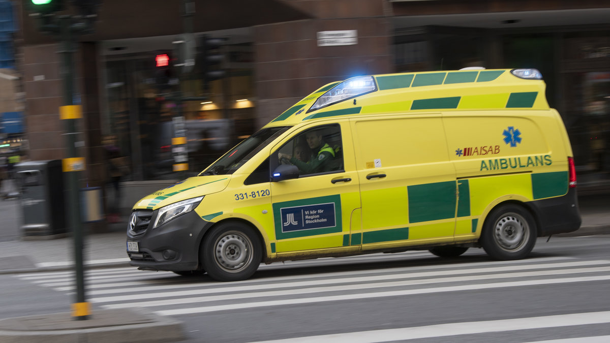 En man avled på torsdagen efter ett fall från ett tak. 