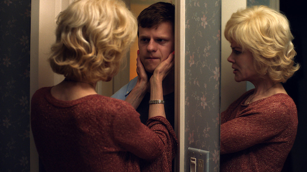Nicole kidman till vänster och Lucas Hedges till höger i en scen från filmen Boy Erased. 