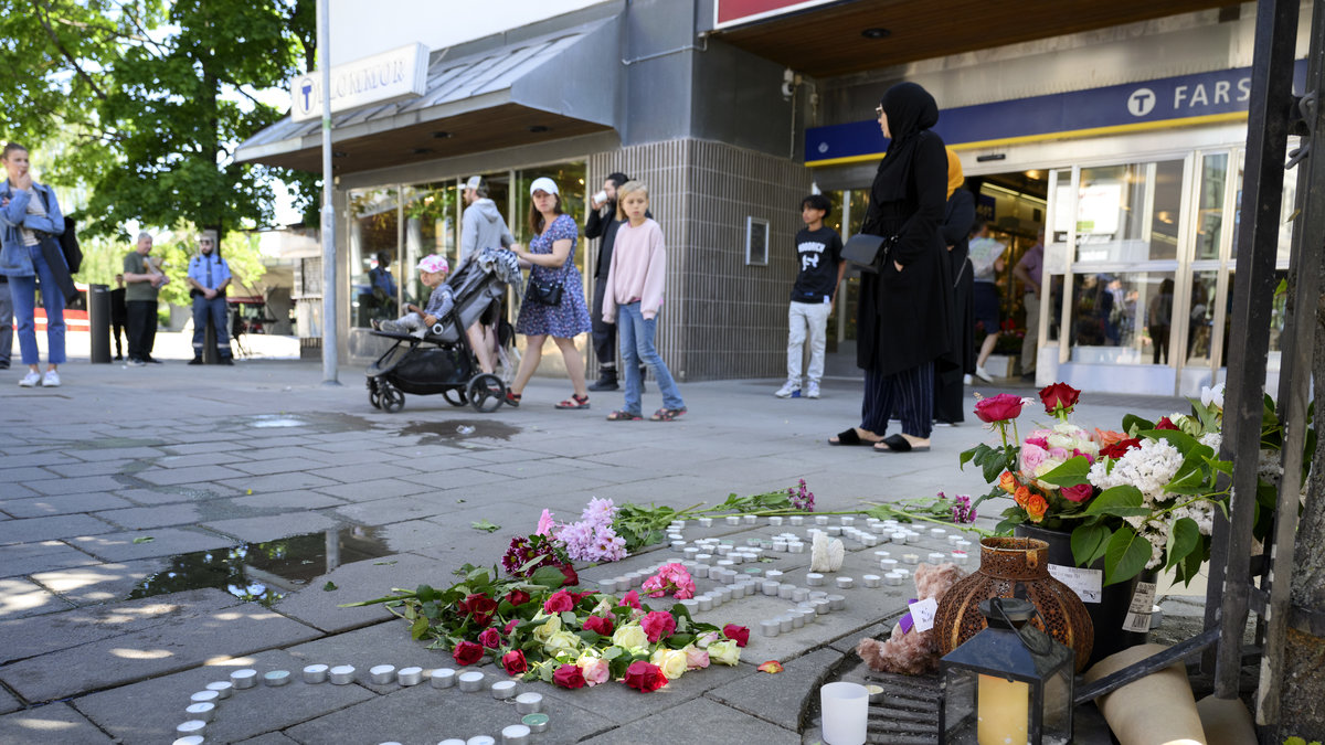 Blommor och ljus i Farsta centrum dagen efter skjutningarna där en person dog och tre skadades. En pojke i 15-årsåldern är död och tre personer är allvarligt skottskadade efter gårdagens skjutning i Farsta centrum.