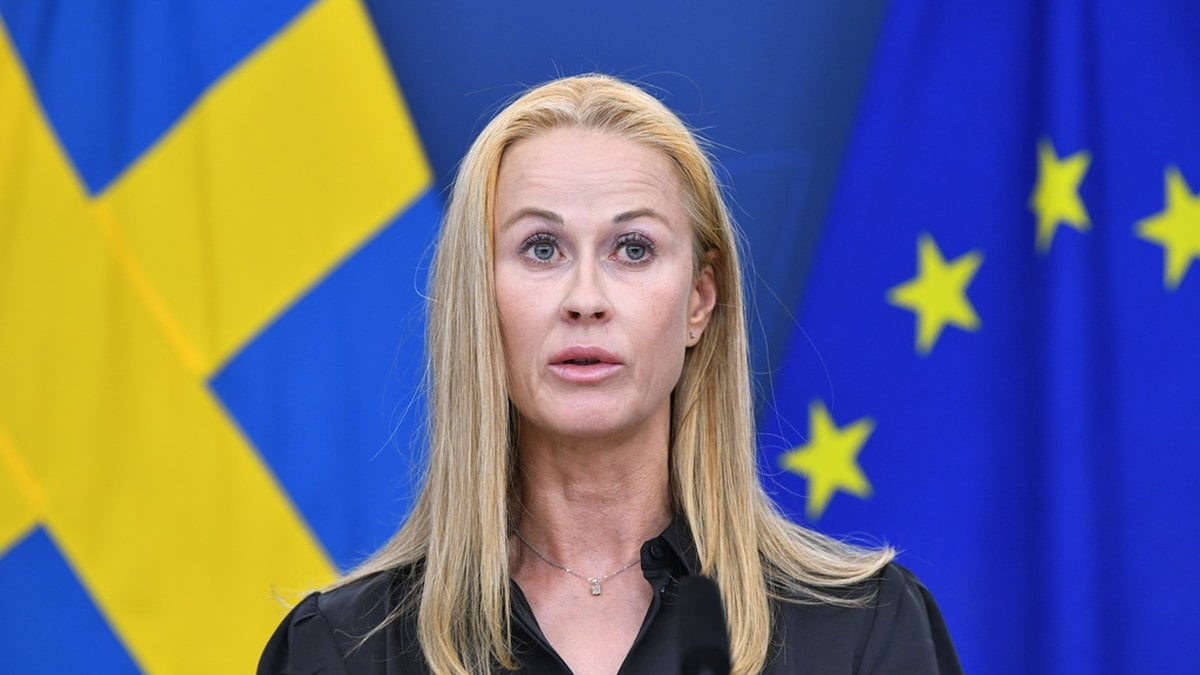 Katja Nyberg under en presskonferens.