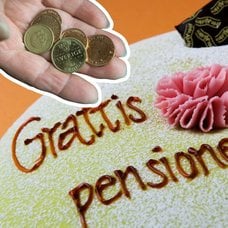 Grattis till pensionen-tårta, mynt i en hand och en leden kvinna.