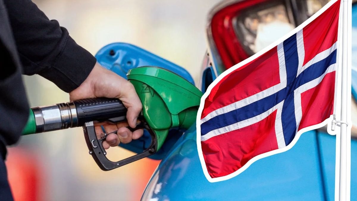 En person som tankar bilen och en norsk flagga.