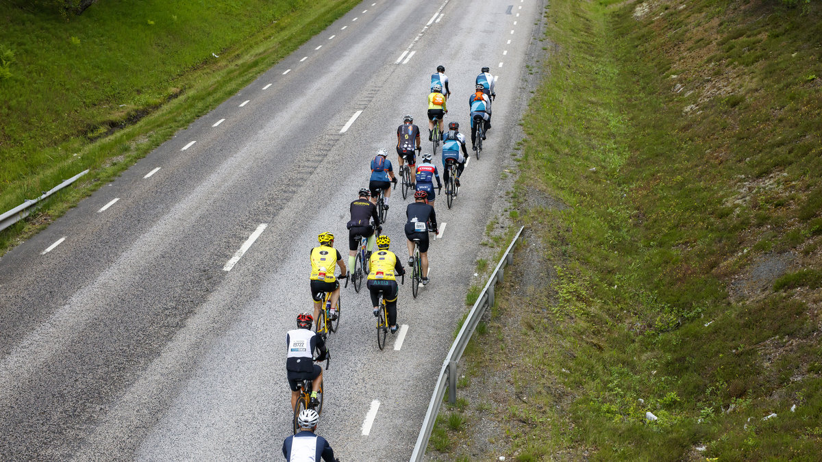 20-tal cyklister i klunga påkörda av bil – räddningstjänst påväg till platsen