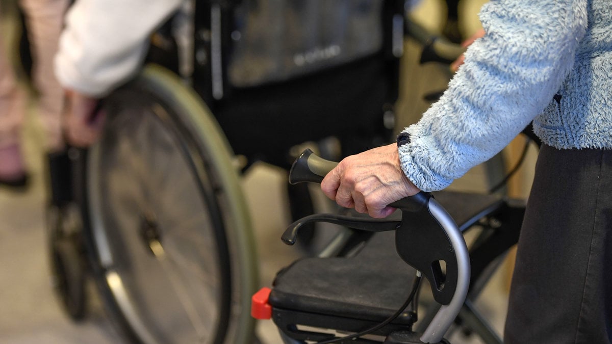 En anställd inom äldreomsorgen får fortsatt jobba bland de äldre – trots en anmälan om våld.