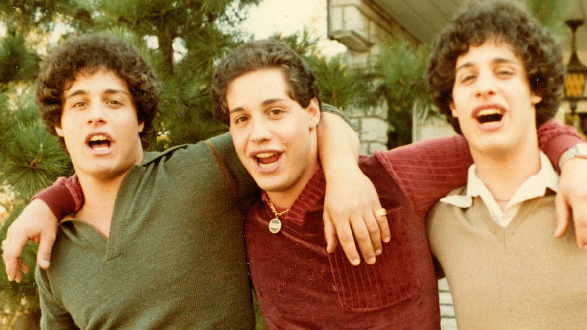 bröderna Robert Sharfran, Eddy Galland and David Kellman separerades vid födseln som en del av ett grymt socialt experiment av psykologen Peter Neubauer.