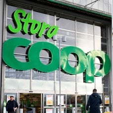 Bild på Coop-logga och kassar.