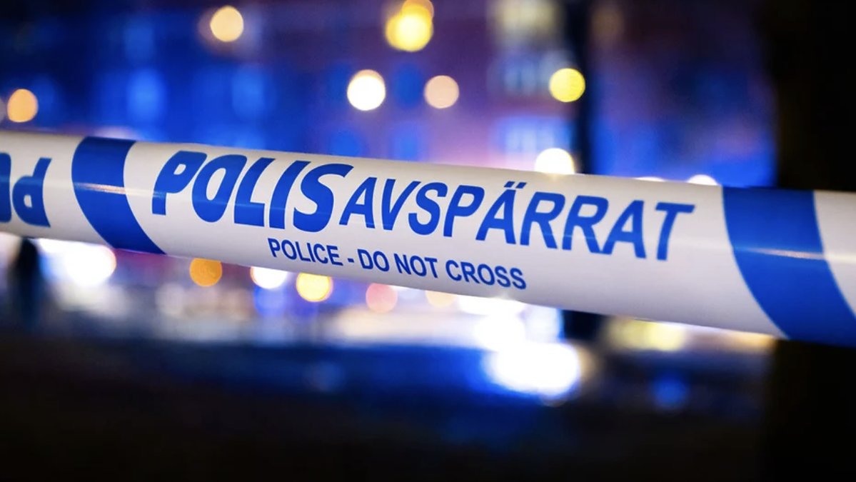Larm om person med misstänkt bomb vid köpcentrum.