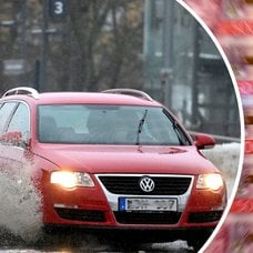 Bild på sedlar och en bil.