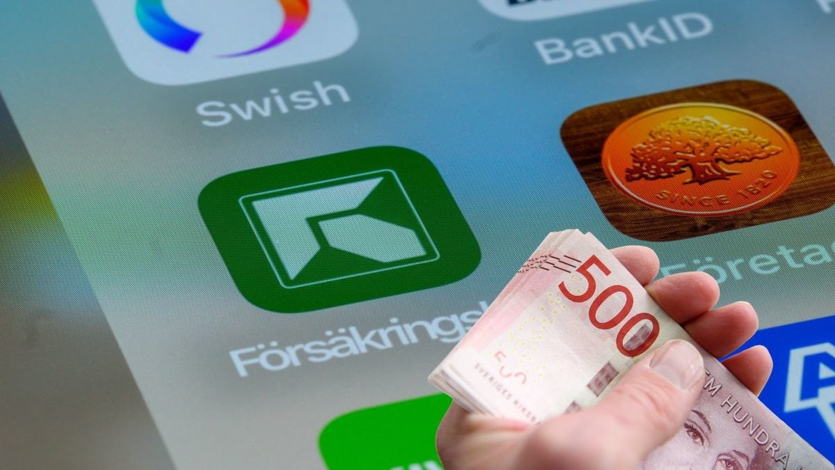 Försäkringskassans app och pengar i handen.