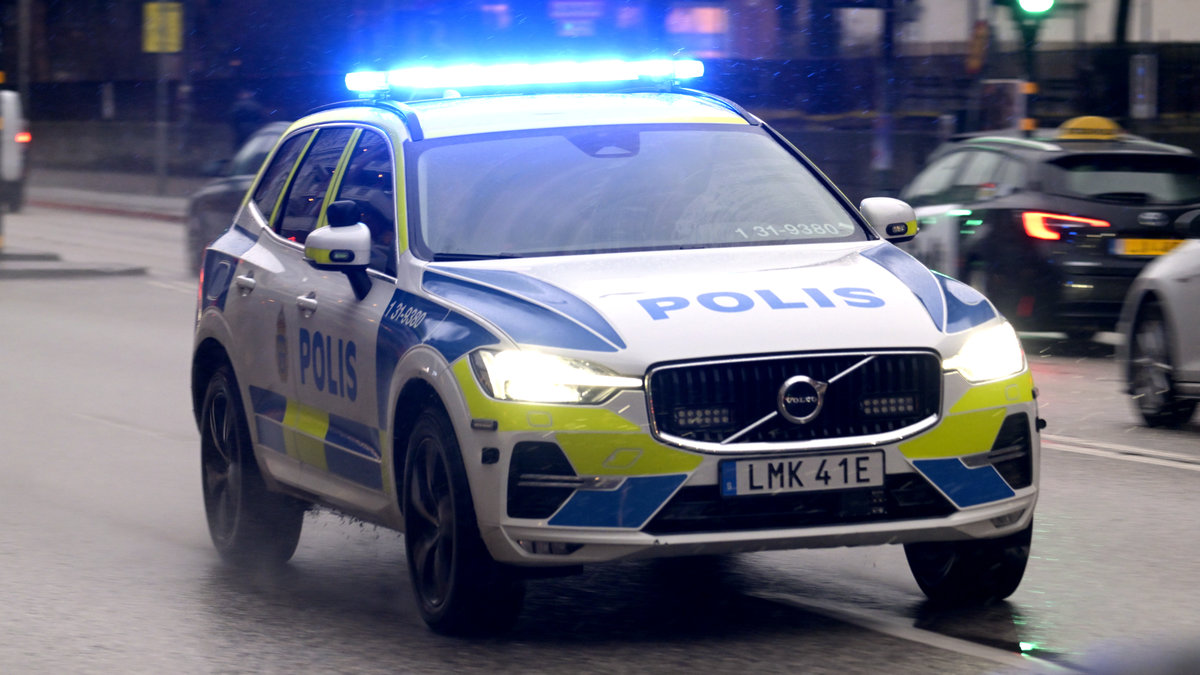 Person hittad dld i utbrunnen bil – tre gripna