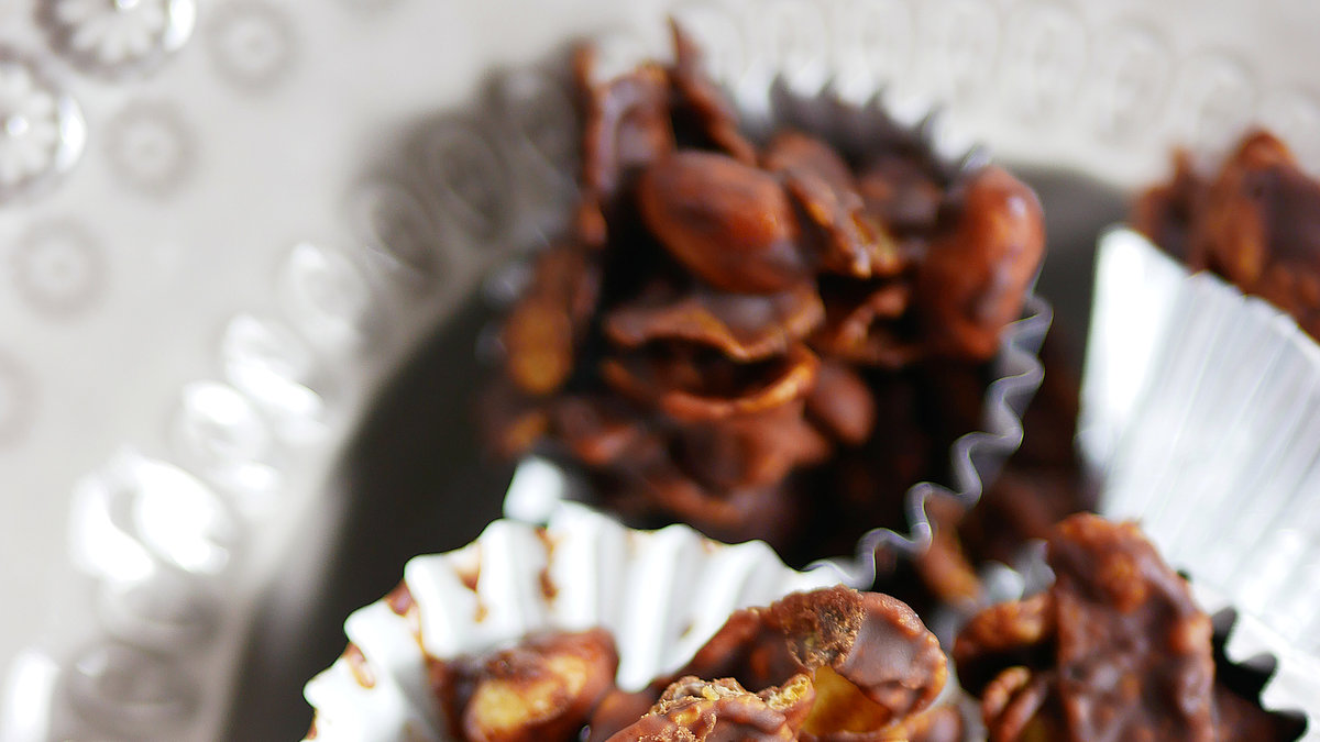 Julgodis med cornflakes och jordnötter täckt i choklad