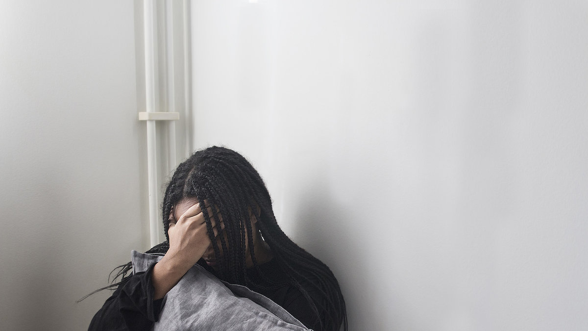 Ledsen kvinna som sitter på golvet