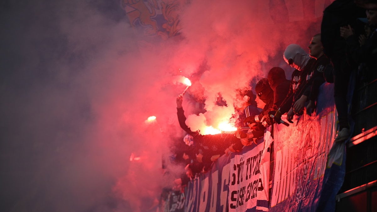 Pyro på läktaren under Göteborgsderbyt.