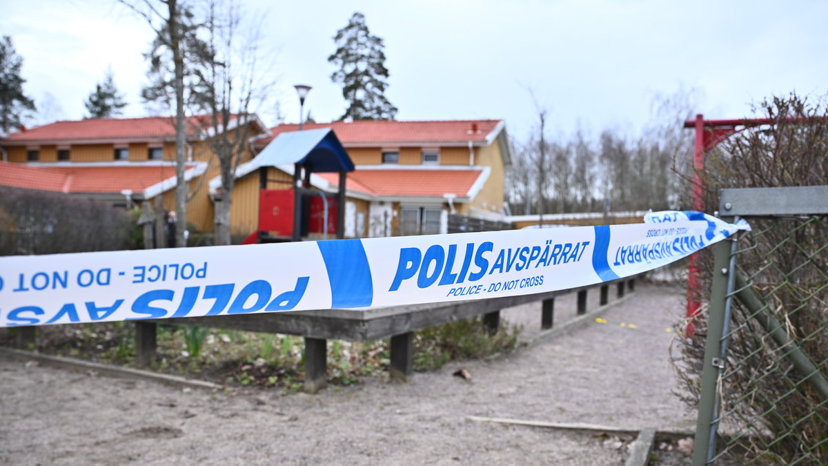 Häktningsförhandlingen äger rum i Södertälje tingsrätt under fredagen. Flera medier är på plats för att bevaka förhandlingen.
