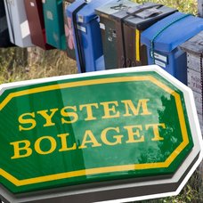 Systembolaget-skylt och brevlådor