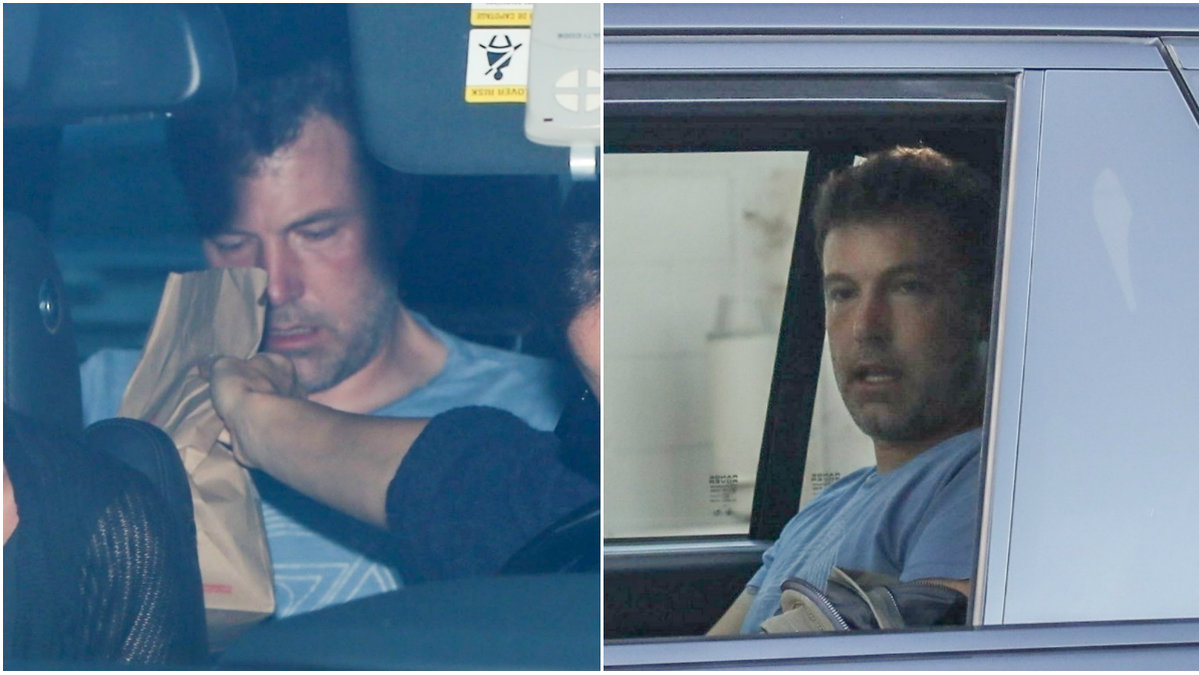 Ben Affleck sittandes i baksätet på en bil ätandes. Ben Affleck tittar ut genom fönstret på bilen.