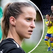 Jelena Cankovic och Sveriges landslag som firar efter segermålet mot Italien
