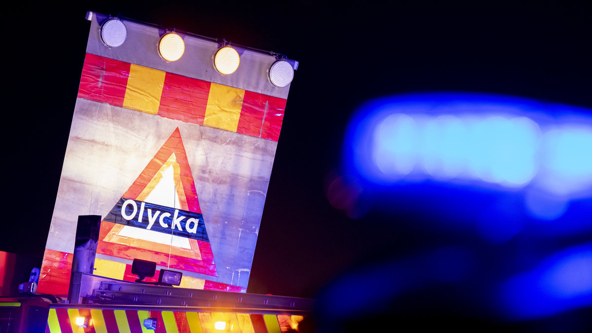 Tonårsflicka död i olycka - tre allvarligt skadade
