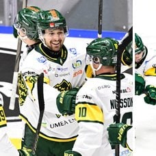 Björklöven firar en vinst vänster. En spelare frå Björklöven och en från Karlskoga på isen höger.