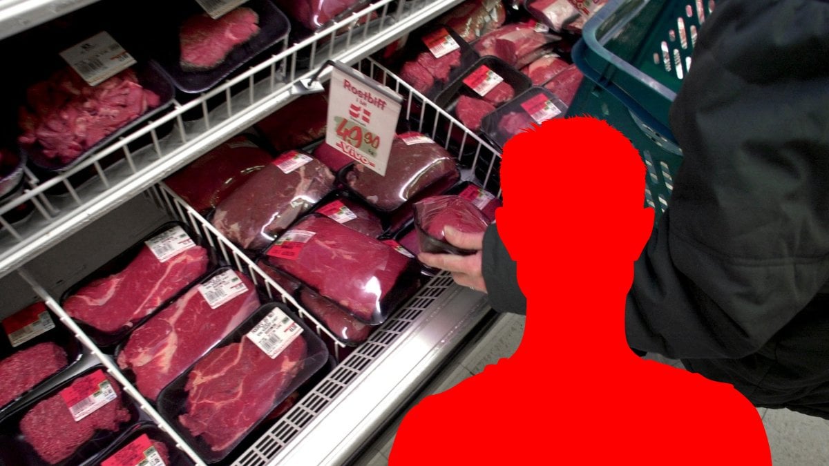 Kött i bakgrunden. En röd siluett av en man till höger.