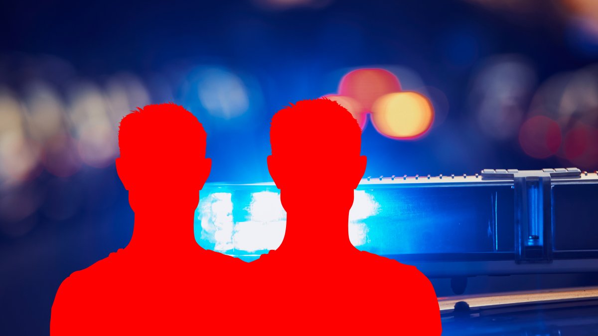 Blåljus bakom, två röda manliga siluetter.