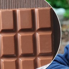 Bilder på en mjölkchokladkaka och ett barn som dricker läsk ut ett glas med sugrör.