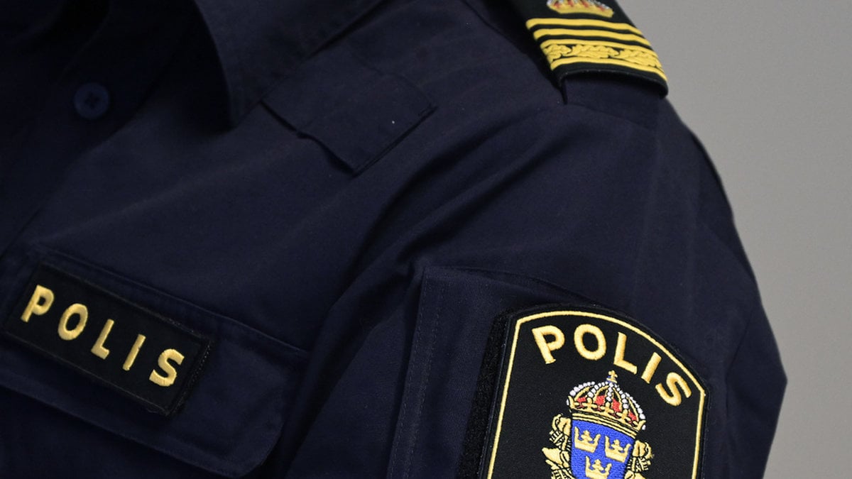 Armen på en polisuniform.