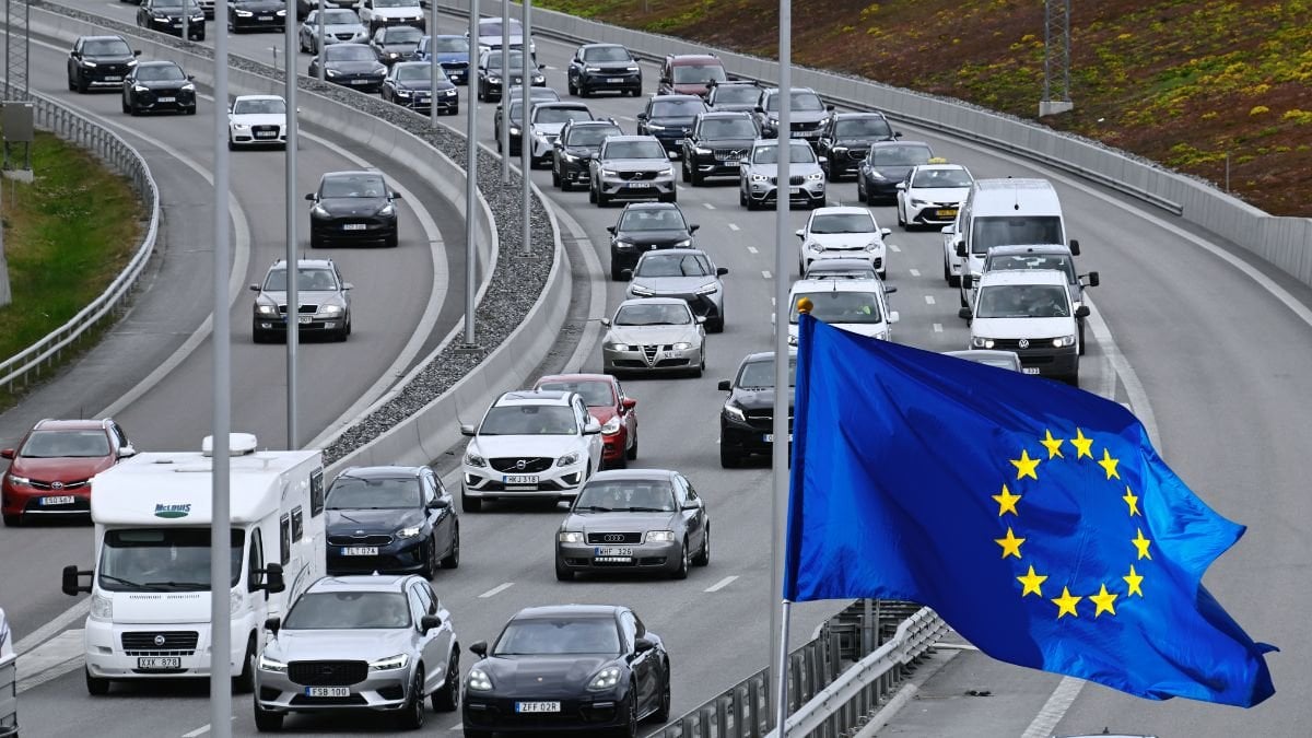 Bilväg och en EU-flagga.