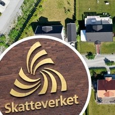 Skatteverkets logga på fasad och ett villeområde från ovan