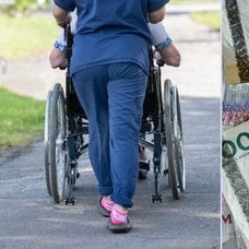 Pensionär i rullstol och svenska- och eurosedlar.