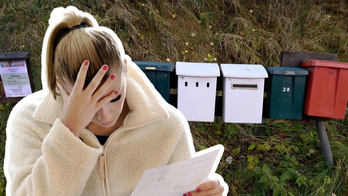 Ung kvinna med papper i handen och postlådor