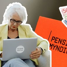 En kvinna som jobbar vid datorn, brev från Pensionsmyndigheten och pengar.