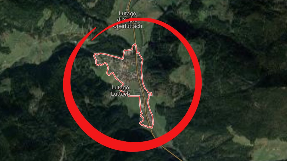 Bil-korde-in-i-folkmassa-i-Lutago