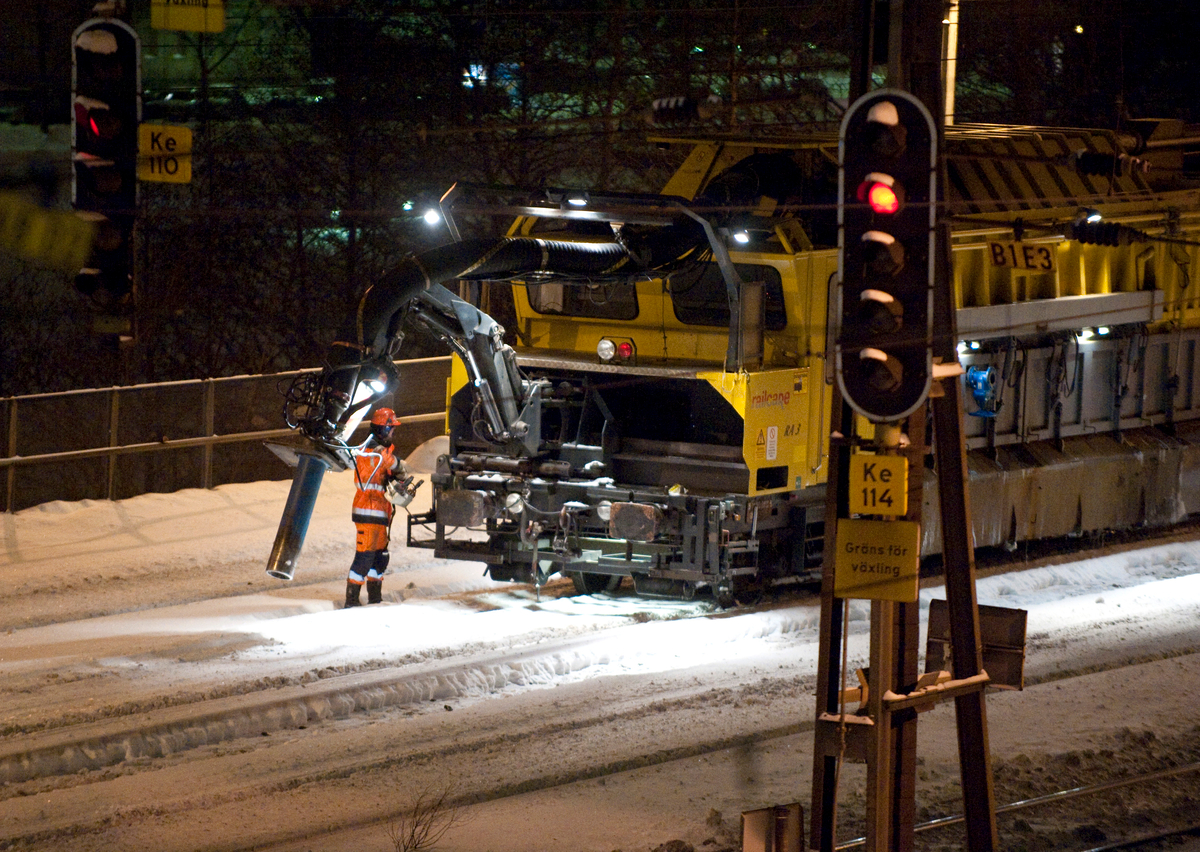 Tågräls överöst med snö