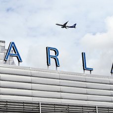 Bild på ett flygplan och Arlanda-skylt.