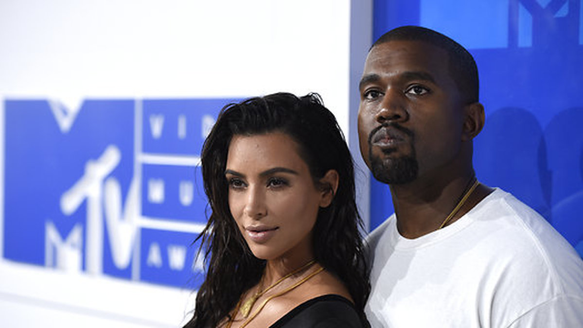 Kim skiljer sig från Kanye.