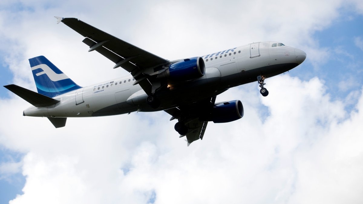 Bilden visar ett Finnair-flygplan i luften.