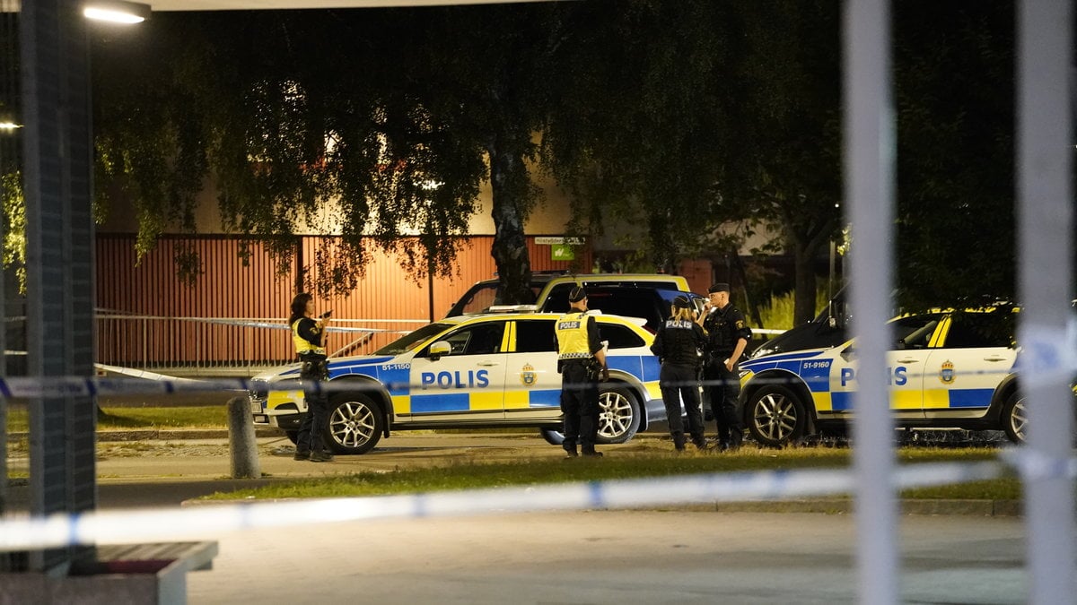 Polisens avspärrningar i Biskopsgården.
