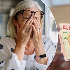 Bild på kontanter och äldre kvinna.