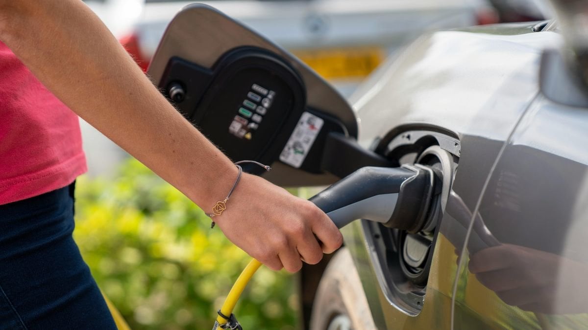 Elbil tankar med el.